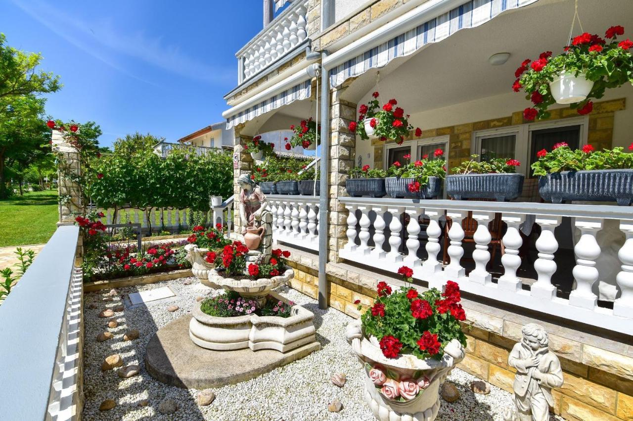 Apartments Rote Rosen Nin Exterior photo